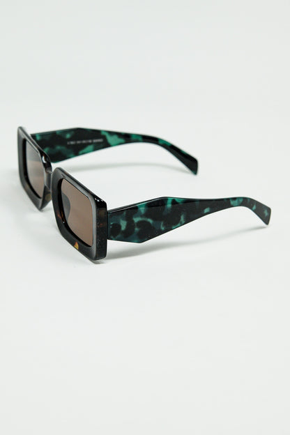gafas de sol cuadradas marrones con estampado animal verde en el lateral