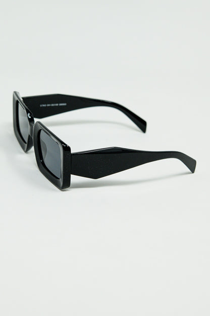 Gafas de sol cuadradas negras con detalle en el lateral