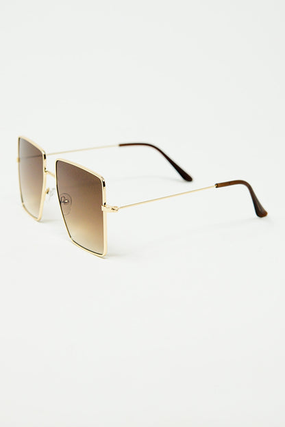 gafas de sol cuadradas y minimalistas
