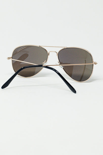 Gafas de sol de aviador retro con cristales ahumados azules y montura dorada