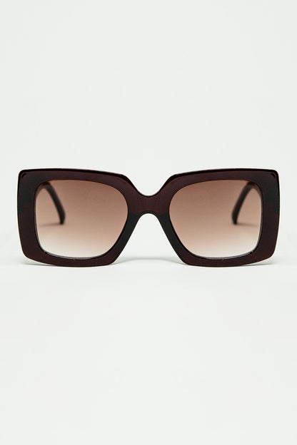 Q2 gafas de sol de silueta vintage con un sutil ojo de gato angulado en burdeos
