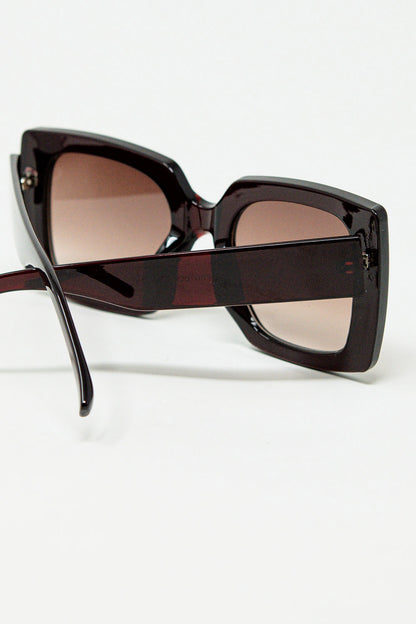 gafas de sol de silueta vintage con un sutil ojo de gato angulado en burdeos