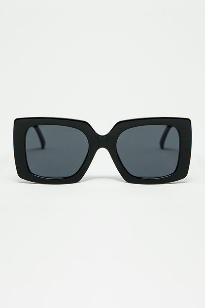 Q2 gafas de sol de silueta vintage con un sutil ojo de gato angulado en negro