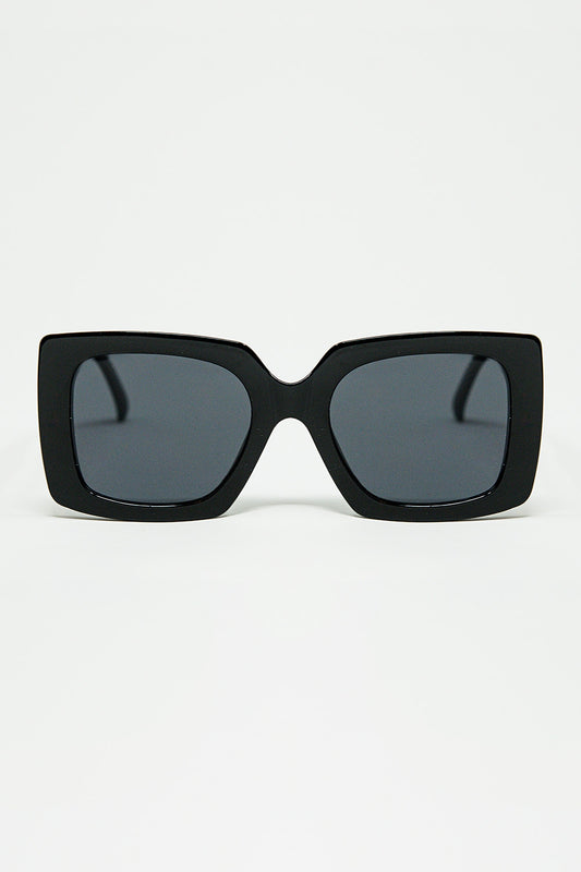 Q2 gafas de sol de silueta vintage con un sutil ojo de gato angulado en negro