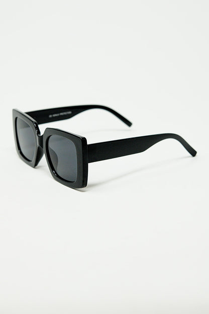gafas de sol de silueta vintage con un sutil ojo de gato angulado en negro