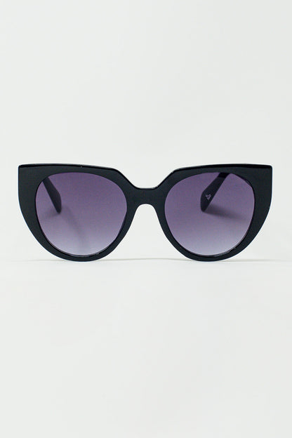Q2 Gafas de sol estilo ojo de gato extragrandes con ribete ancho en negro.