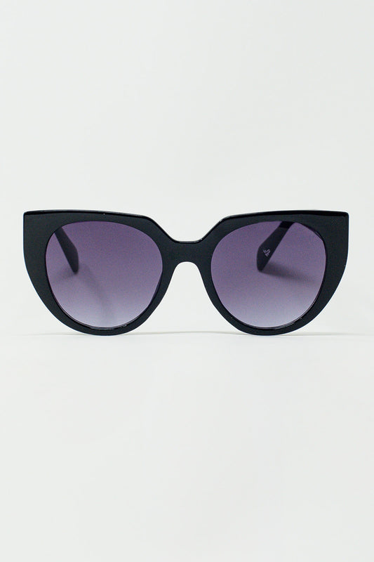 Q2 Gafas de sol estilo ojo de gato extragrandes con ribete ancho en negro.