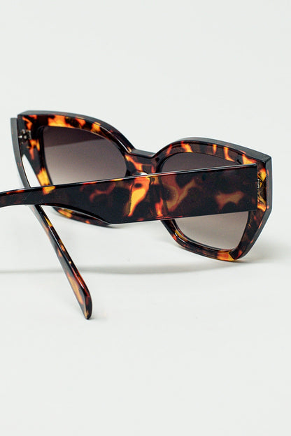 gafas de sol geométricas polarizadas con cristales oscuros degradados y carey
