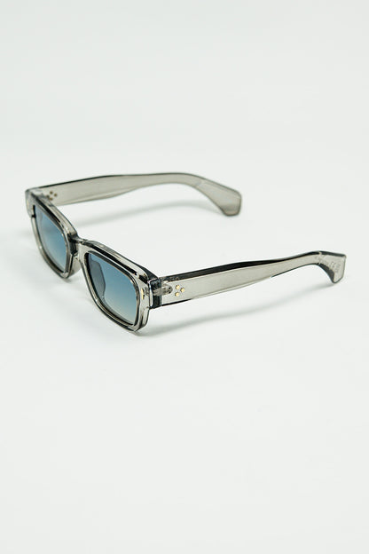 Gafas de sol grises translúcidas con montura ovalada