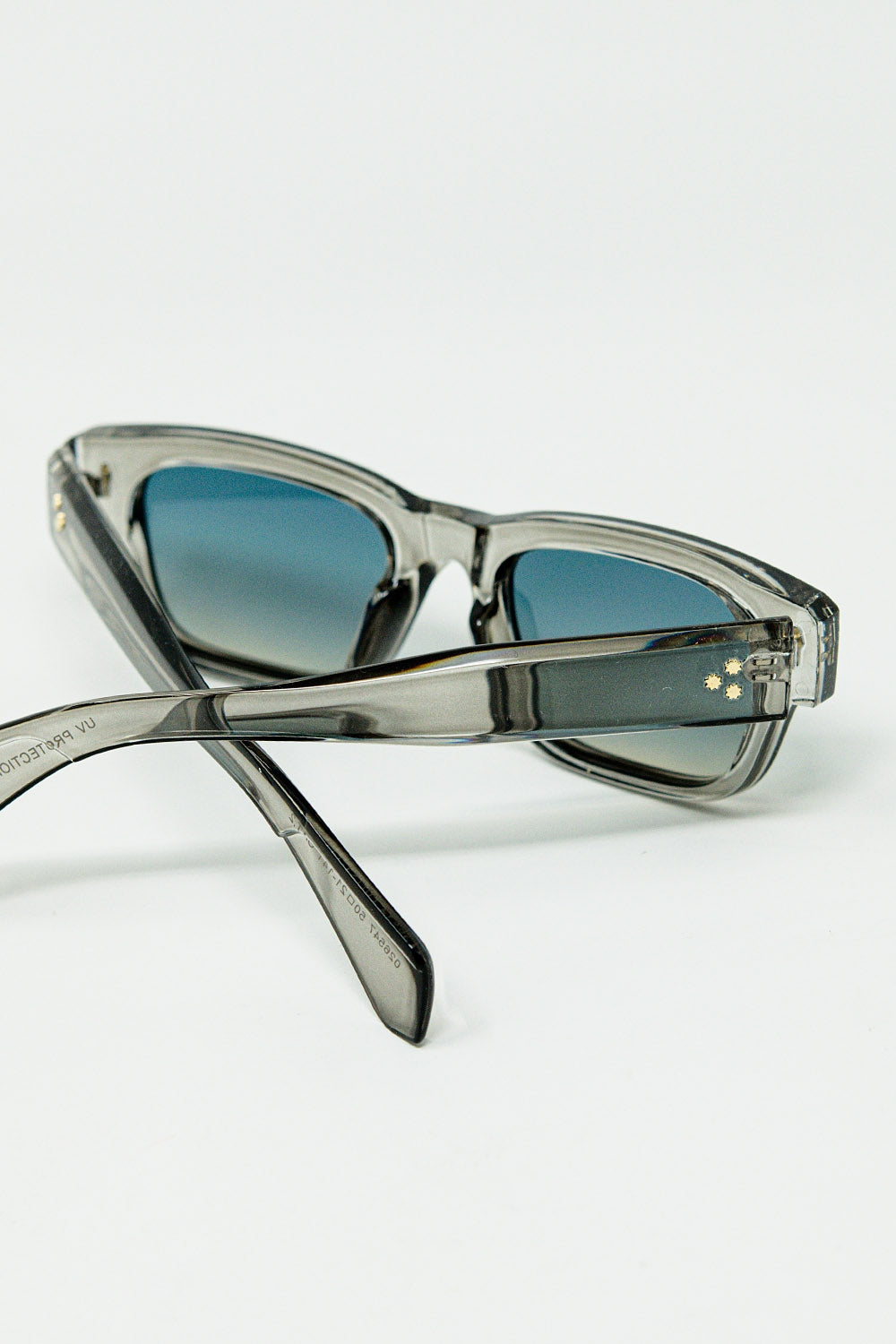 Gafas de sol grises translúcidas con montura ovalada