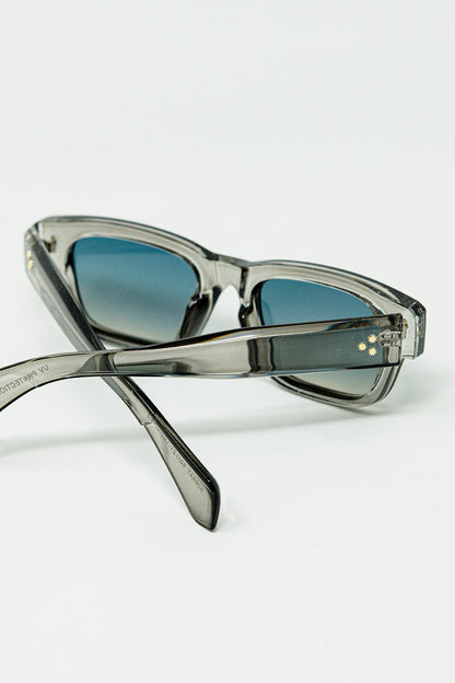 Gafas de sol grises translúcidas con montura ovalada