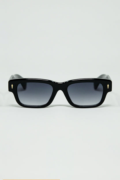 Q2 Gafas de sol negras con montura ovalada con detalle dorado