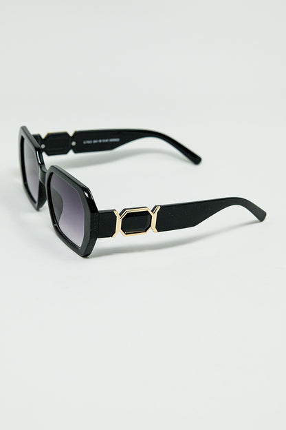 Gafas de sol negras en forma de diamante y detalle dorado