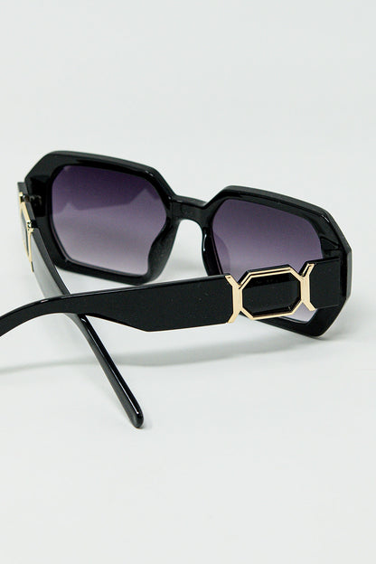 Gafas de sol negras en forma de diamante y detalle dorado