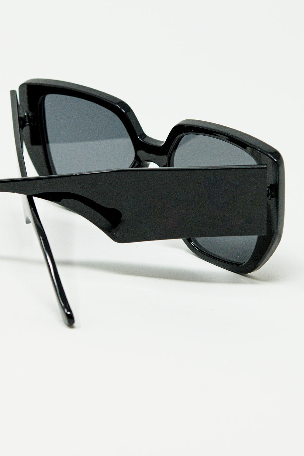 Gafas de sol negras estilo pin-up con diseño geométrico y ojos de gato