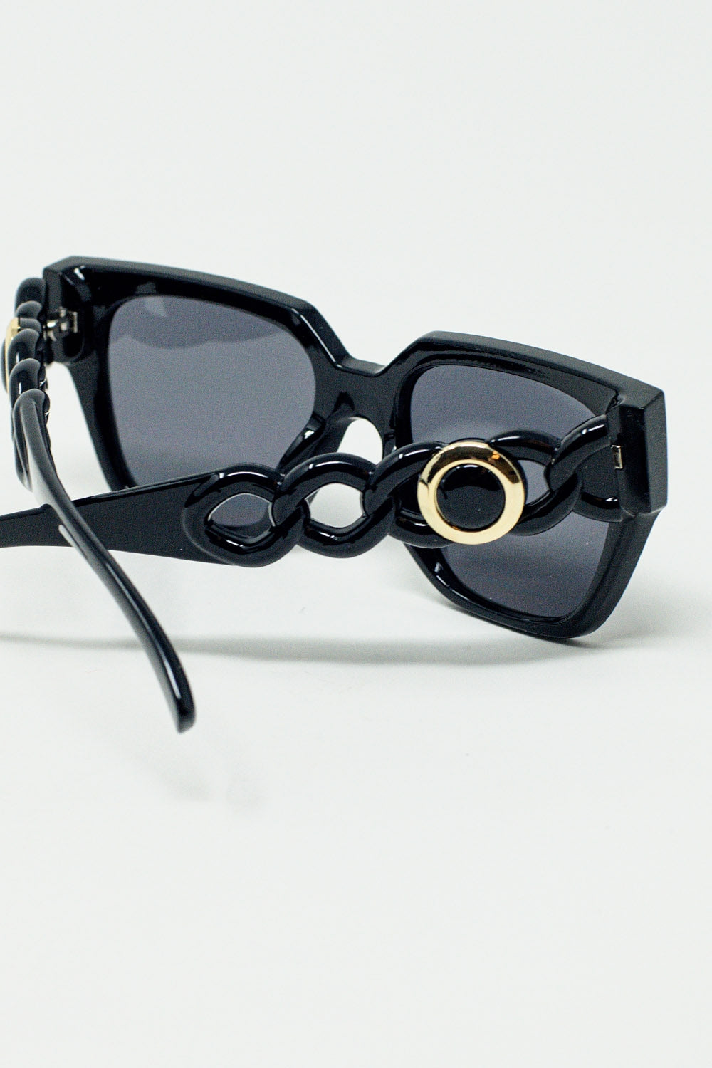 Gafas de sol negras gruesas y geométricas con lentes negras