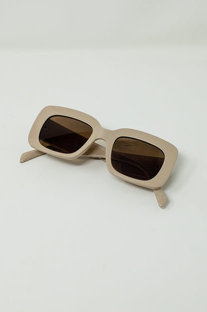 Gafas de sol ovaladas con lente ahumada en beige