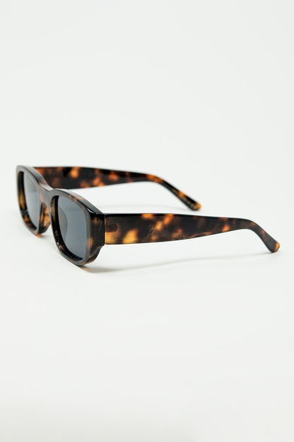Gafas de sol ovaladas con montura transparente de alto brillo en marrón