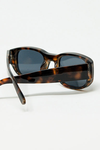Gafas de sol ovaladas con montura transparente de alto brillo en marrón