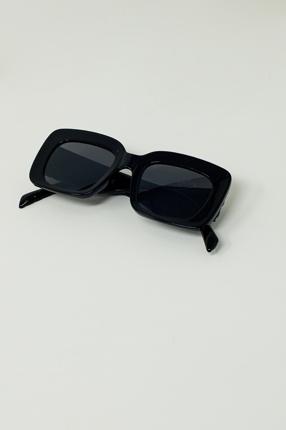 Gafas de sol ovaladas extragrandes con detalle lateral en negro