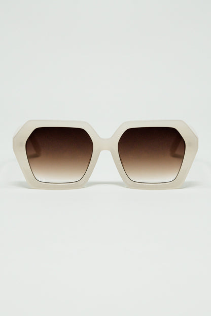 Q2 Gafas de sol rectangulares en color blanco translúcido.