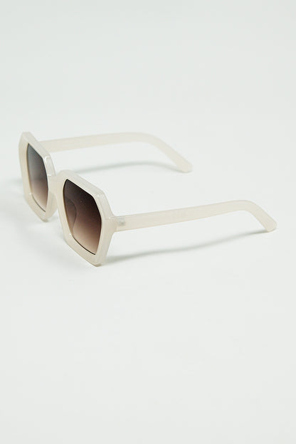 Gafas de sol rectangulares en color blanco translúcido.