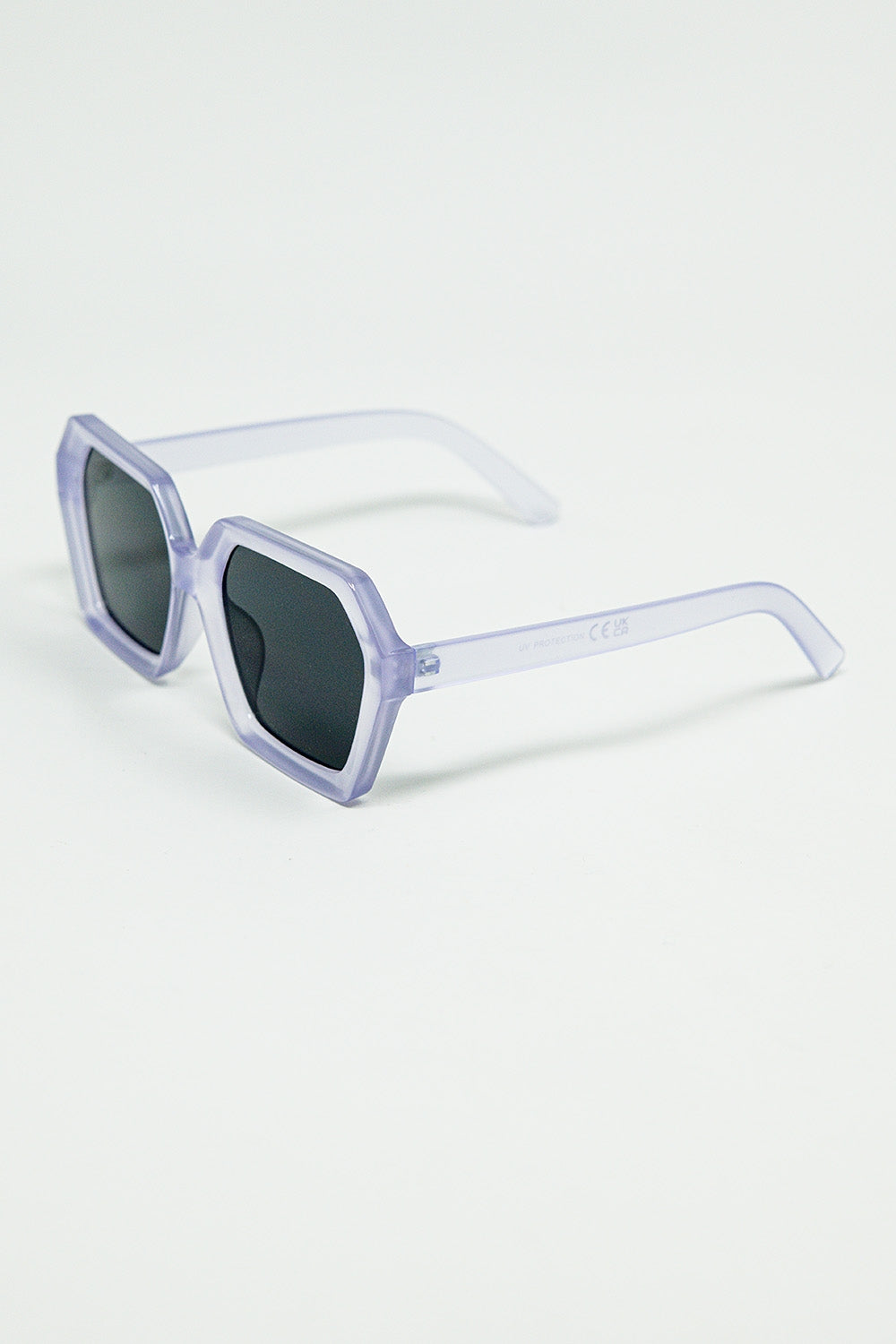 Gafas de sol rectangulares en color morado translúcido