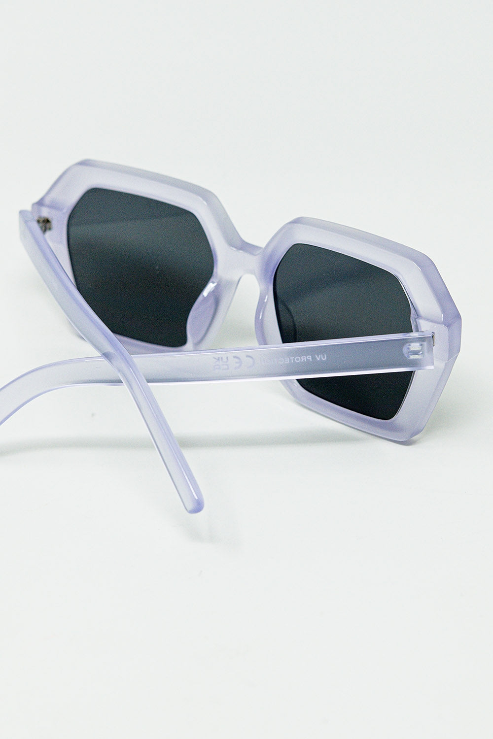 Gafas de sol rectangulares en color morado translúcido