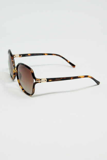 Gafas de sol redondas con estampado beige y detalle metálico dorado