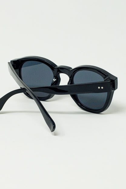 Gafas de sol redondas de los 90 con cristales tintados negros y montura negra