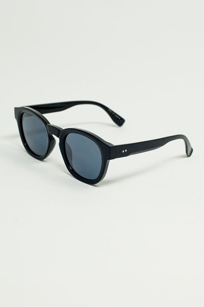 Gafas de sol redondas de los 90 con cristales tintados negros y montura negra