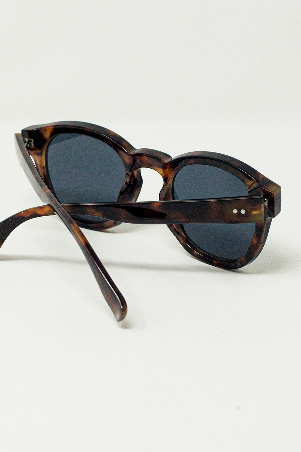 Gafas de sol redondas de los 90 con lentes negras y montura de carey marrón oscuro