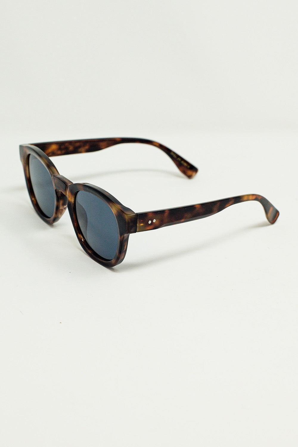 Gafas de sol redondas de los 90 con lentes negras y montura de carey marrón oscuro