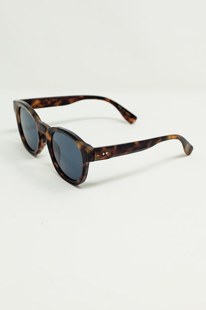 Gafas de sol redondas de los 90 con lentes negras y montura de carey marrón oscuro