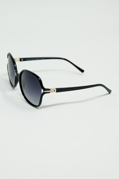 Gafas de sol redondas en negro con detalle metálico dorado