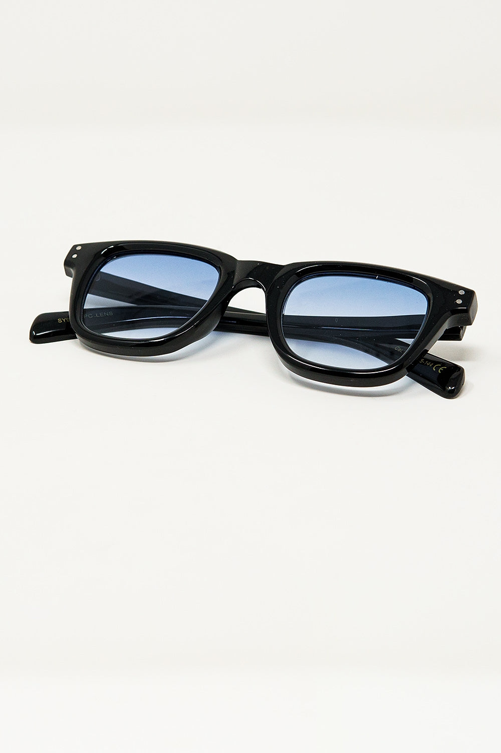 Gafas de sol retro redondas con lente azul ahumado en negro