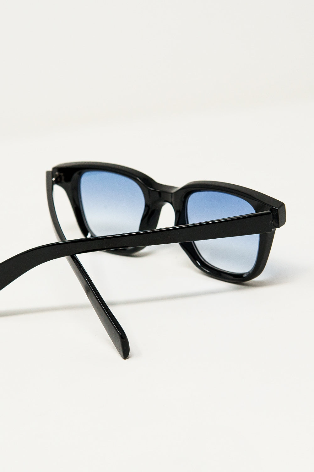 Gafas de sol retro redondas con lente azul ahumado en negro