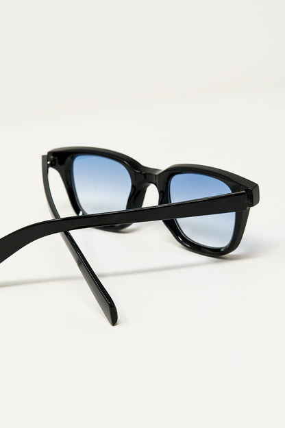 Gafas de sol retro redondas con lente azul ahumado en negro