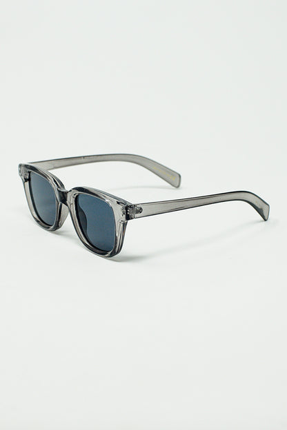 Gafas de sol retro redondas con lente negra ahumada y montura gris transparente
