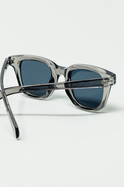 Gafas de sol retro redondas con lente negra ahumada y montura gris transparente
