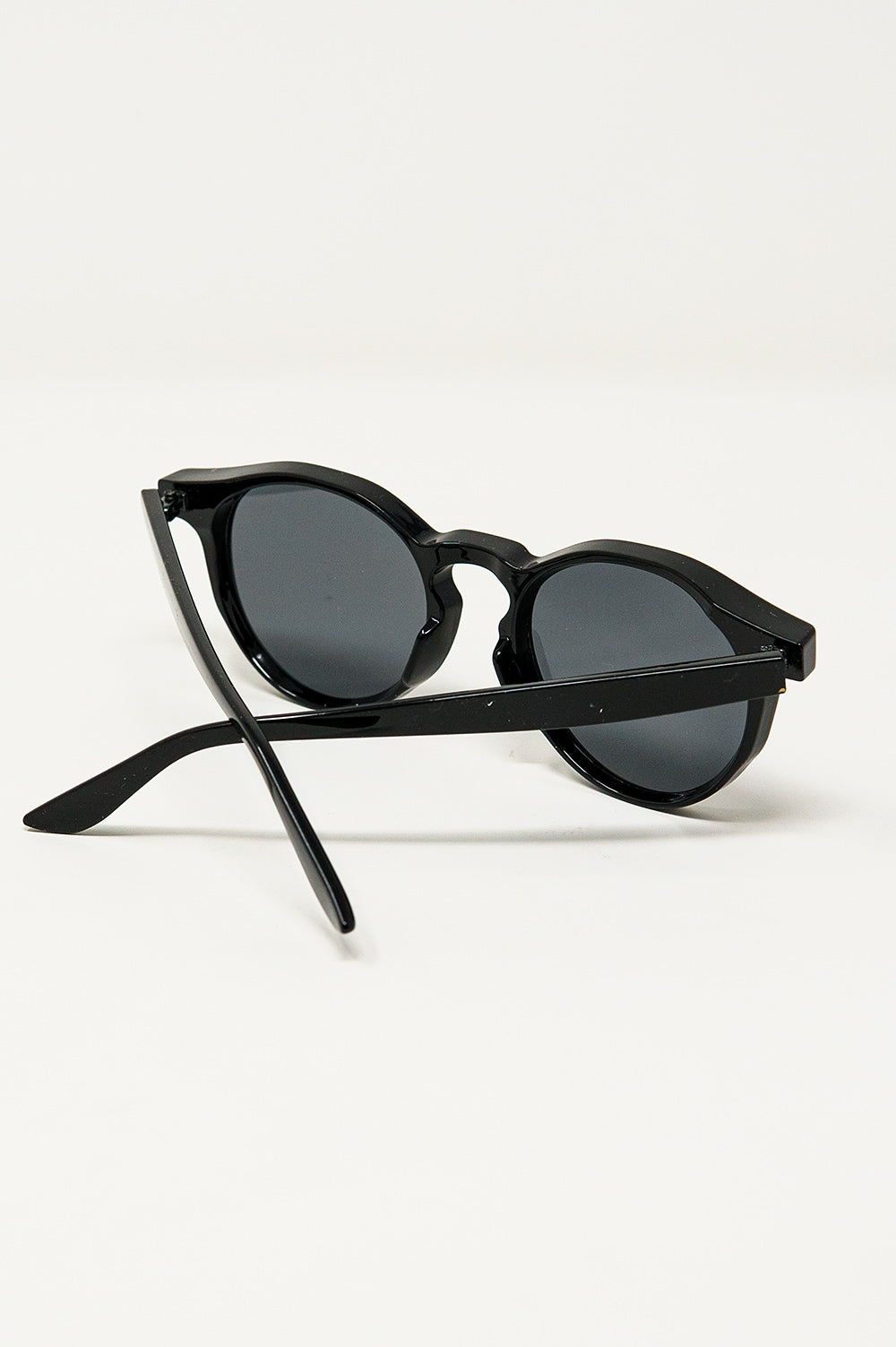 Gafas de sol retro redondas con lentes ahumadas en negro
