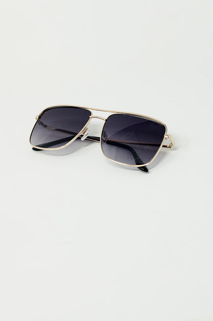 Gafas de sol vintage de aviador con montura dorada