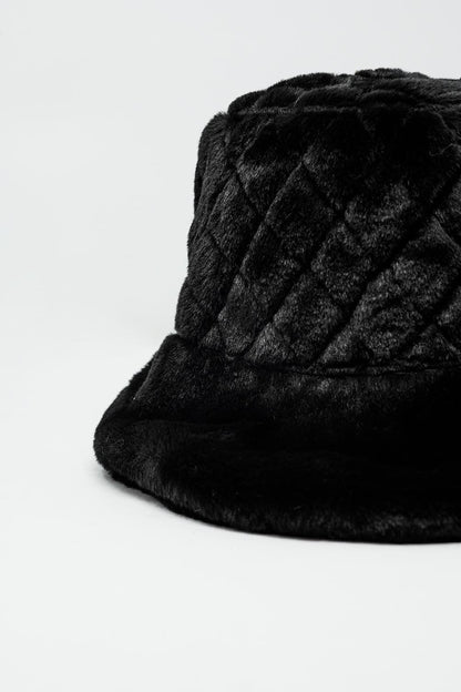 Gorro acolchado de piel sintética negra