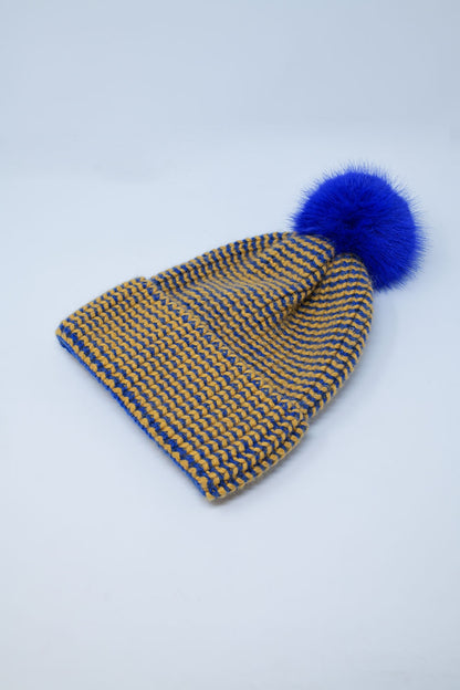 Gorro de punto con pompón en azul y amarillo