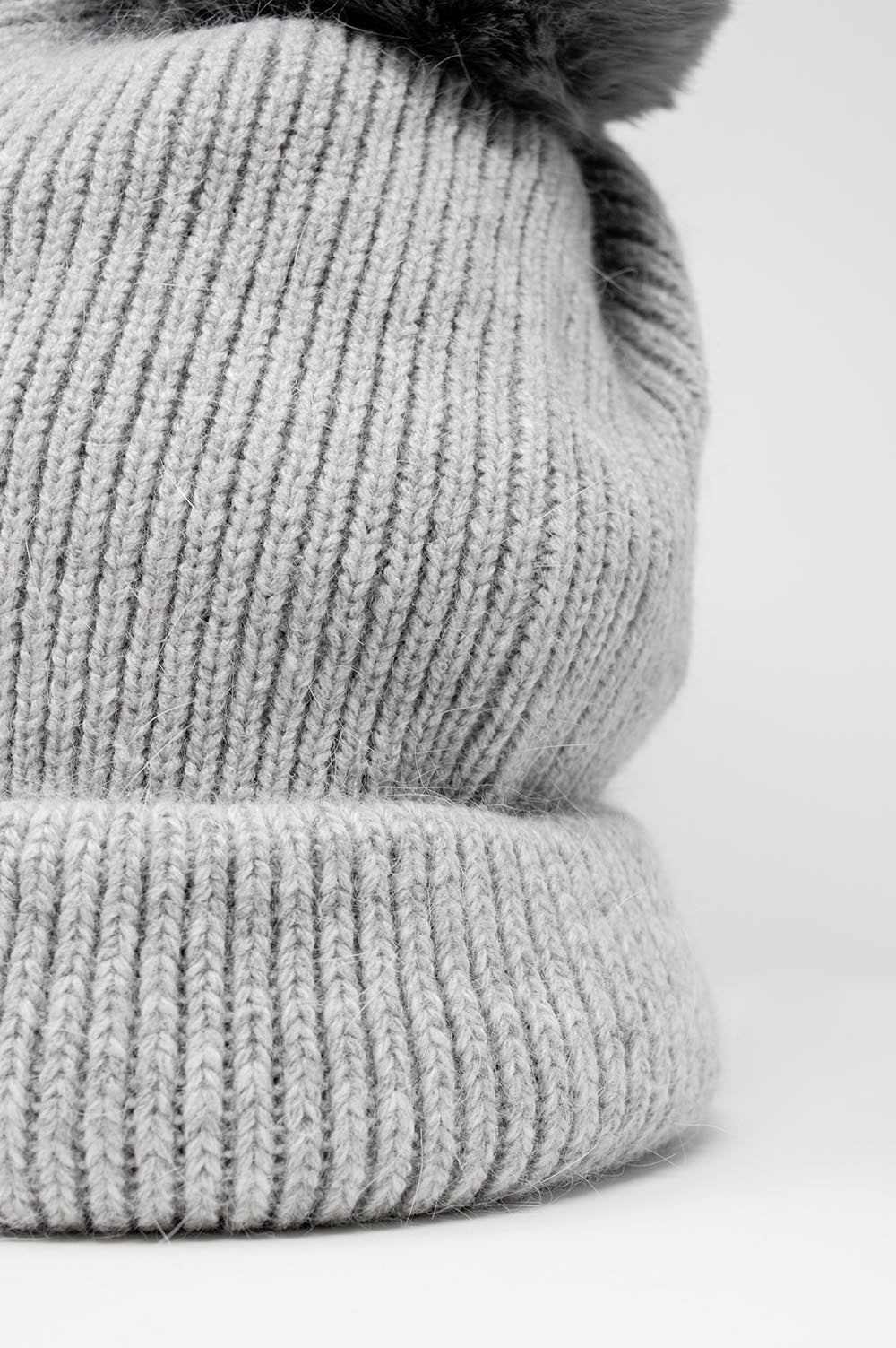 Gorro gris de punto con pompón