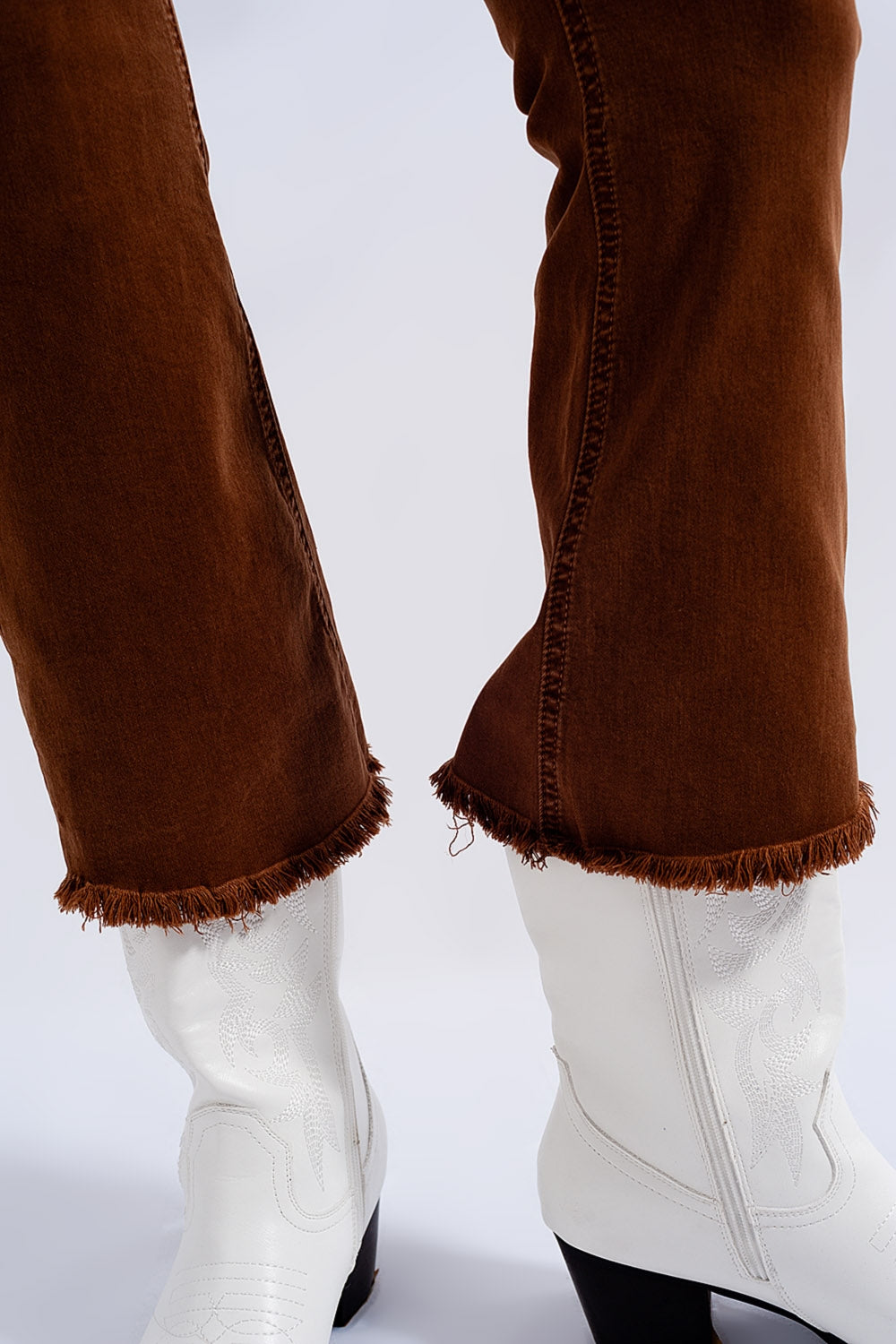 Jeans acampanados con dobladillo sin rematar en marrón