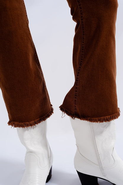 Jeans acampanados con dobladillo sin rematar en marrón