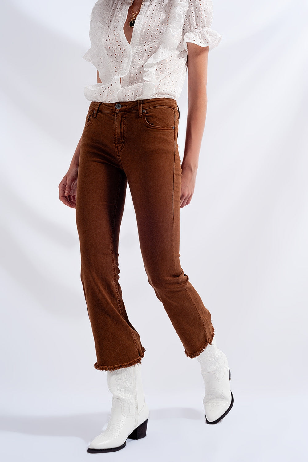 Jeans acampanados con dobladillo sin rematar en marrón