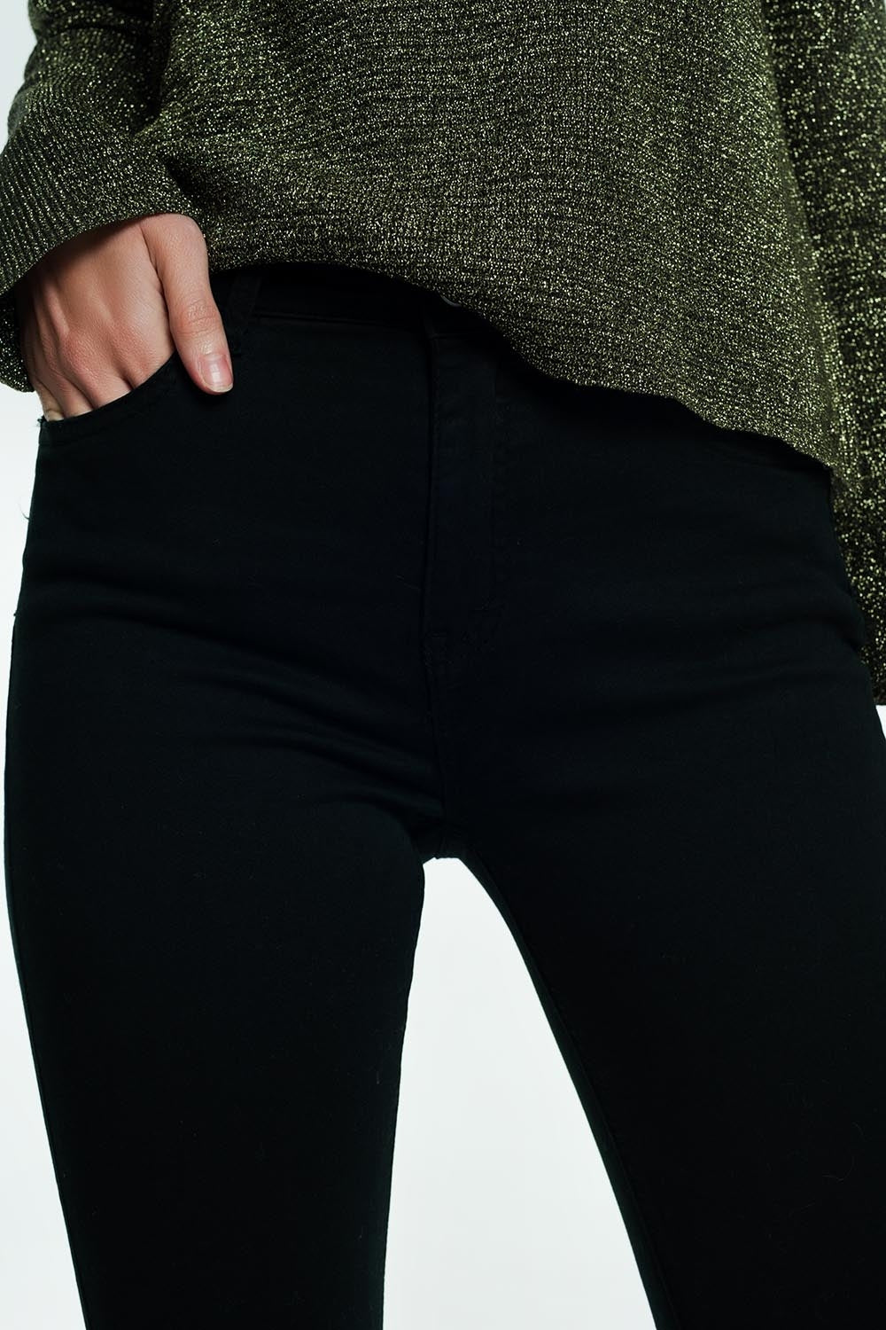 Jeans acampanados con dobladillo sin rematar en negro