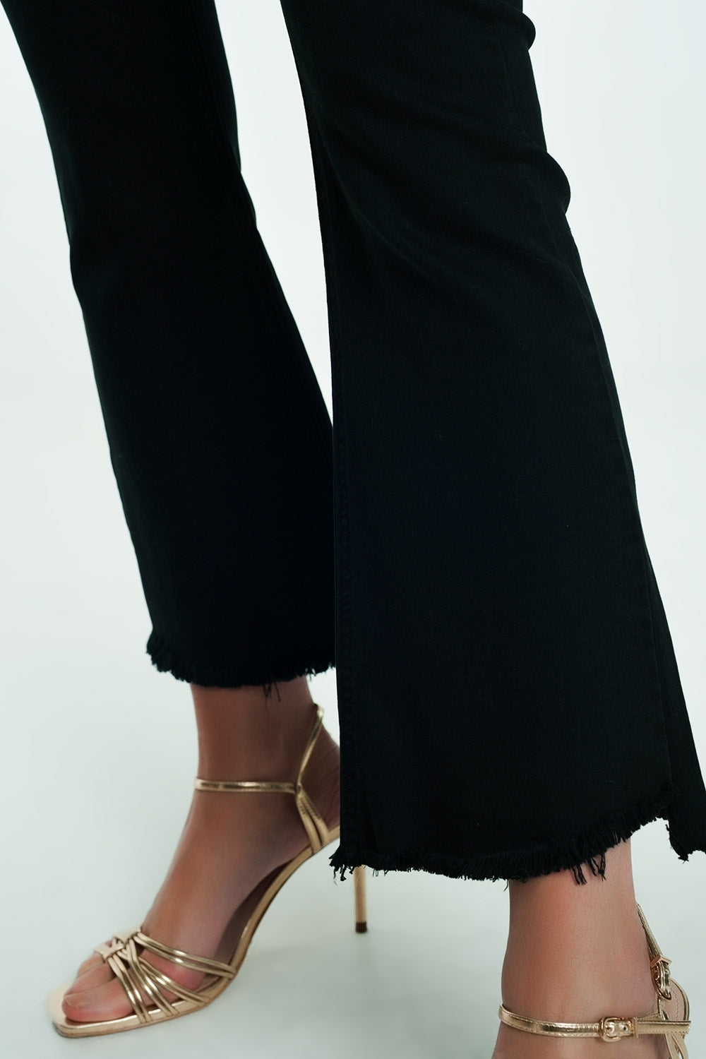 Jeans acampanados con dobladillo sin rematar en negro